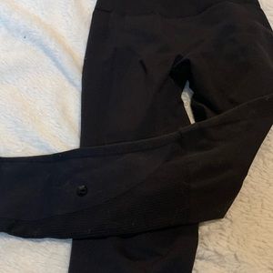 SOLD Lululemon Athletica cropped size 2 almost black leggings